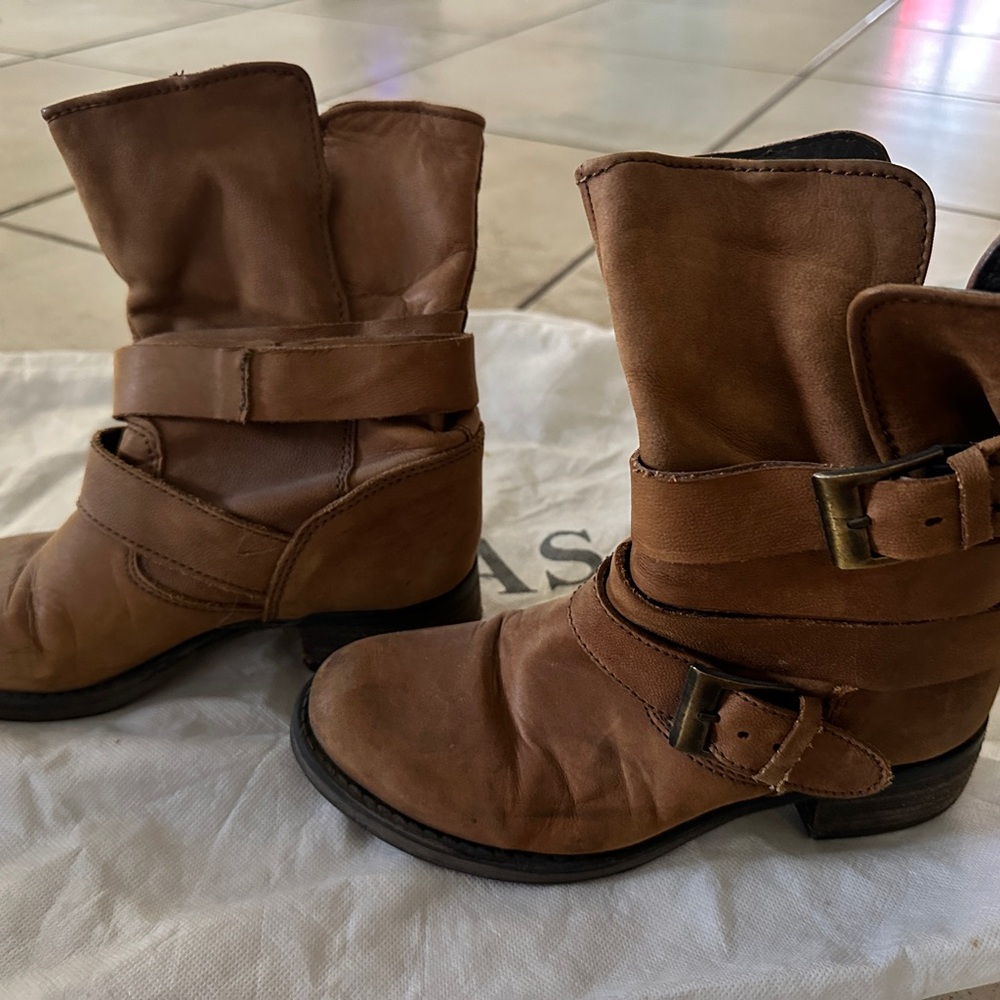Steve Madden Tan Leather Buckle Boots